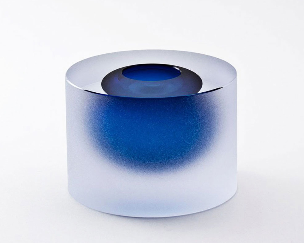 (2)Cylinder-with-floating--blue-bowl.12-x16,5-cm.Tora-Urup-2015.jpg