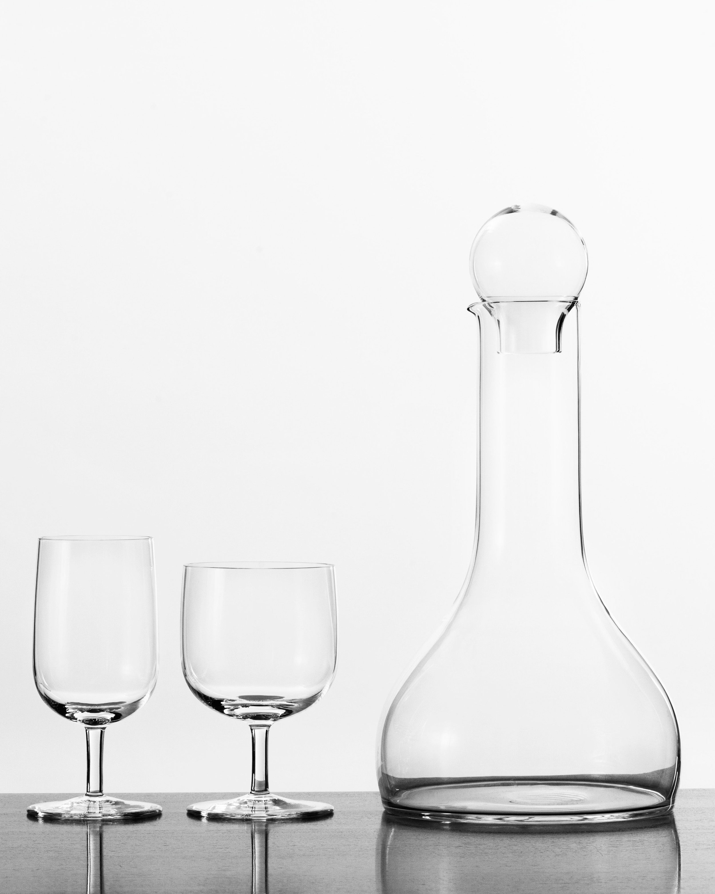 Winedecanter-and-white-and-red-wineglass-by-%C2%A9Tora-Urup.jpg