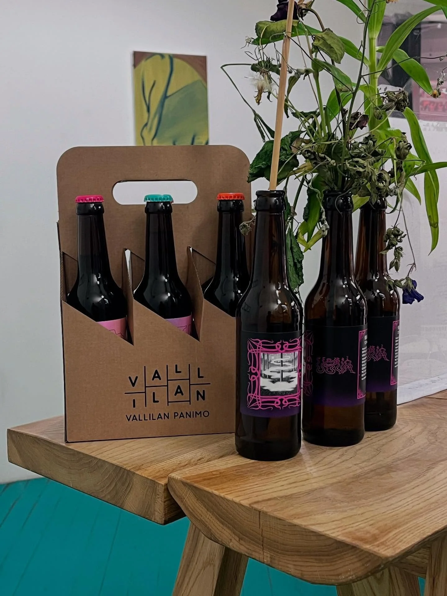 T&auml;n&auml;&auml;n viel&auml; klo 21 asti ehdit hakea Vallilan Panimon maltaisia ja raikkaita herkkuja keskikes&auml;n iloitteluihin. Kuvanmukainen siksari tarttuu oivasti k&auml;teen ja pullojen hele&auml; kilin&auml; tuo k&auml;velless&auml; hym