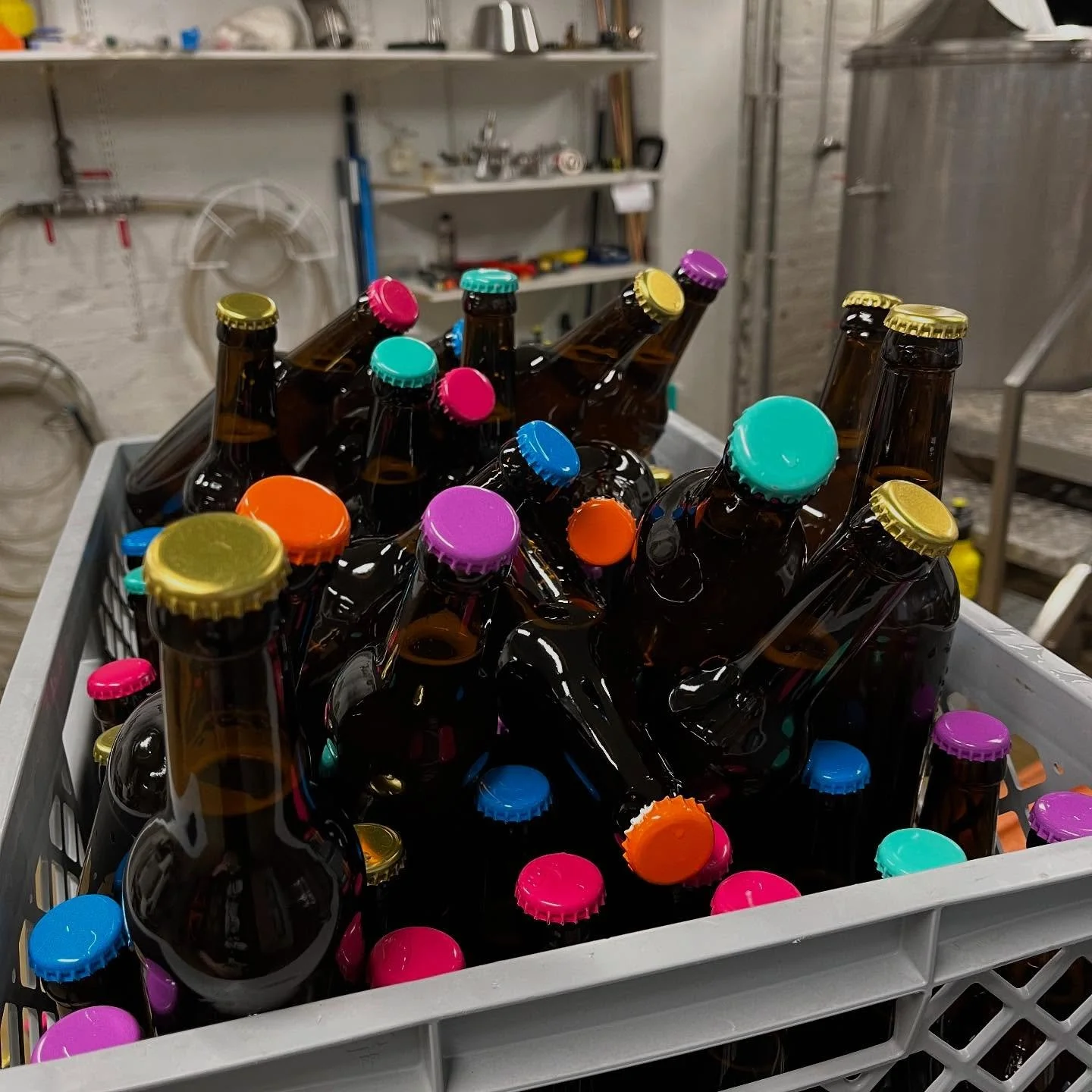 Maaliskuun meininki&auml;&hellip; 🤭🤭🤭

#vallilanpanimo #vallilanpanimonmyym&auml;l&auml; #vallilanpanimongalleria #pienpanimot #k&auml;sity&ouml;l&auml;isolut #microbrewery #craftbeer #helsinki #vallila #nilsi&auml;nkatu10