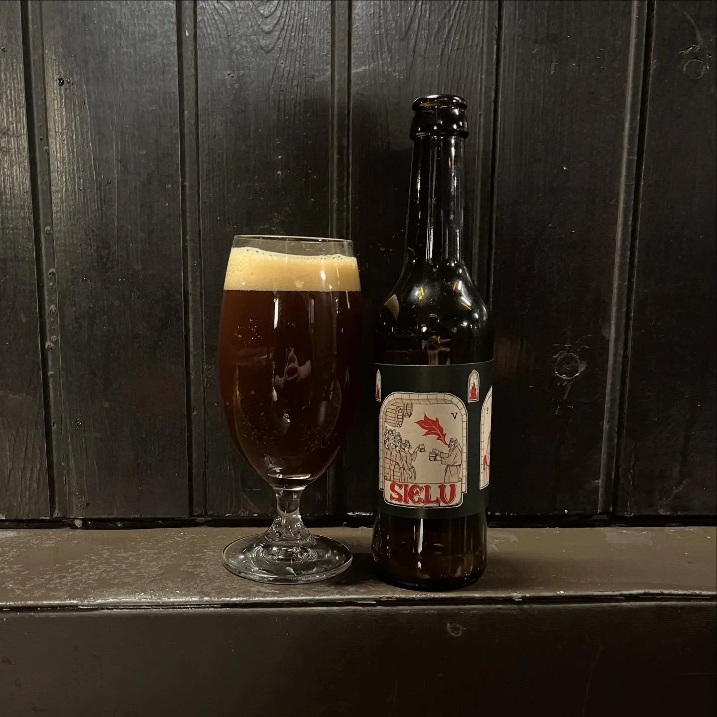 Syyskeleihin ja pimeisiin iltoihin valoa ja l&auml;mp&ouml;&auml; tuova SIELU on j&auml;lleen t&auml;&auml;ll&auml;! Nautiskeluun t&auml;ydellisesti sopiva, belgioluista ja sahdista inspiraationsa saanut vahva ale sopii niin pikkujoulup&ouml;yt&auml;