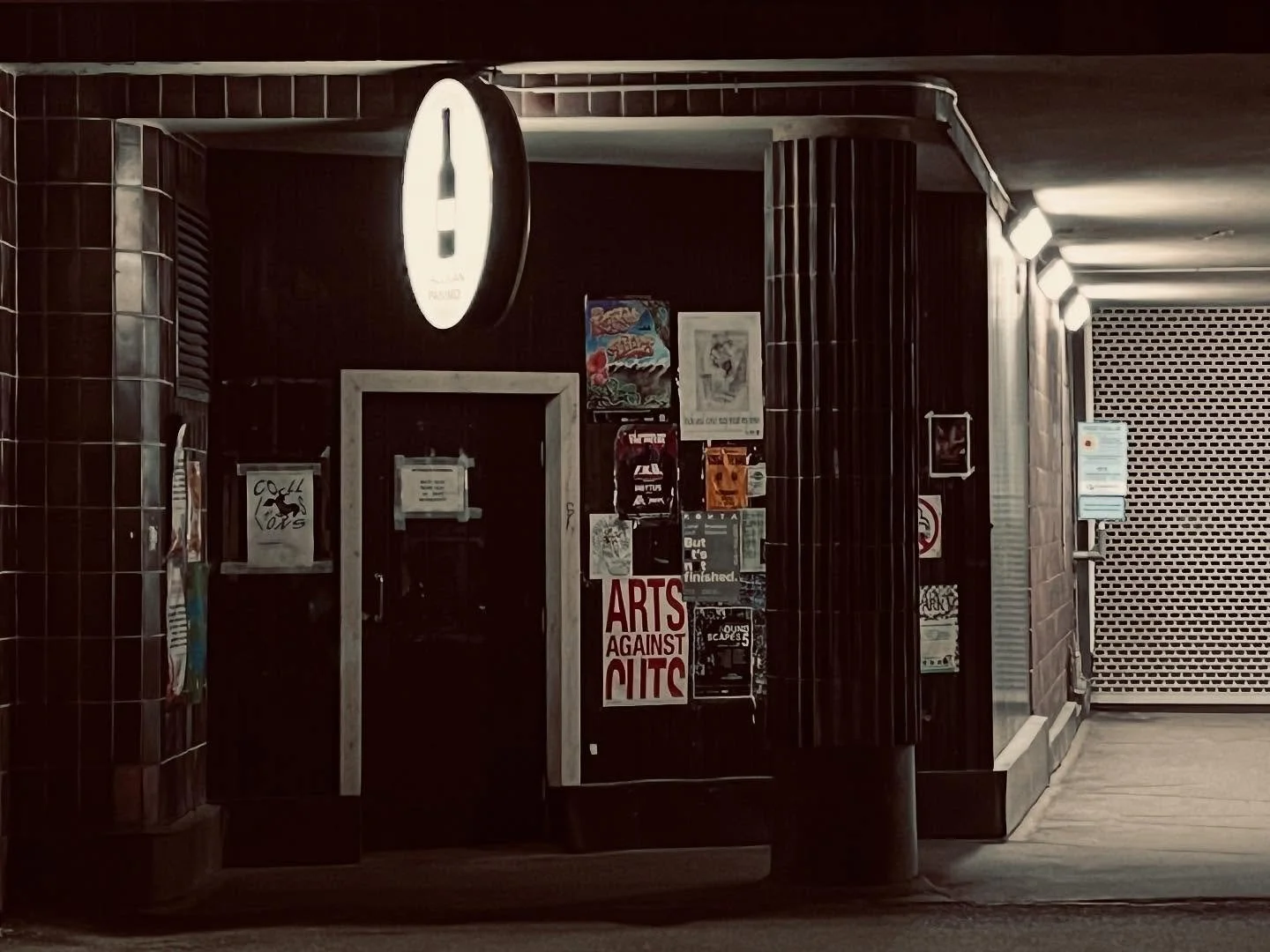 Vapun oluet ehtii hankkia panimon myym&auml;l&auml;st&auml; t&auml;n&auml;&auml;n aina klo 21 asti. Huomenna ollaan kiinni. Perjantaina taas 13-21. Hauskaa Vappua! 🍻🍻

#vallilanpanimo #vallilanpanimonmyym&auml;l&auml; #vallila #nilsi&auml;nkatu10 #