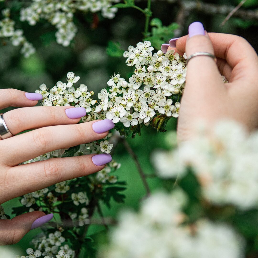 With lots of special events and celebrations happening over the summer period, it's nice to have nails that look and feel healthy and strong.
⠀⠀⠀⠀⠀⠀⠀⠀⠀
Made on our organic farm, our herb-infused nail therapy oil contains Horsetail, a herb rich in sil