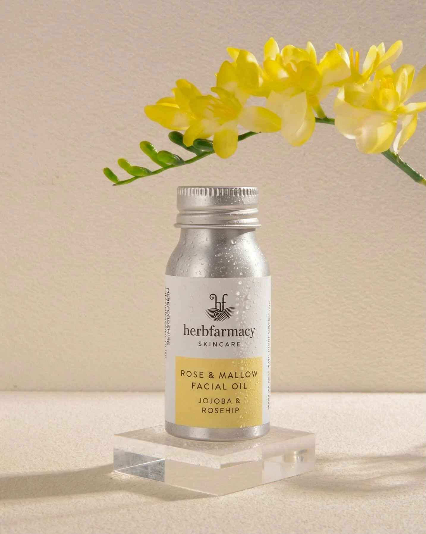 Made on the organic farm with marshmallow herb &amp; rosehip 🌿

An ultra-nourishing facial oil for deep, lasting hydration. Jojoba &amp; evening primrose bring the glow, while rosehip supports firmness and an even, radiant tone ✨

#Glowingskin #Orga