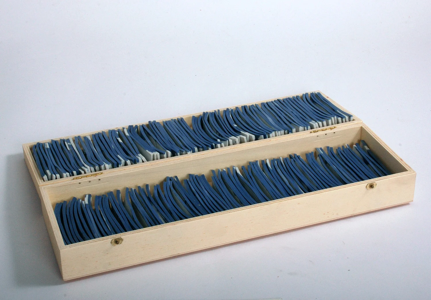 1989+multiple-langwerpige kist met strippen in geplakt_LR.jpg