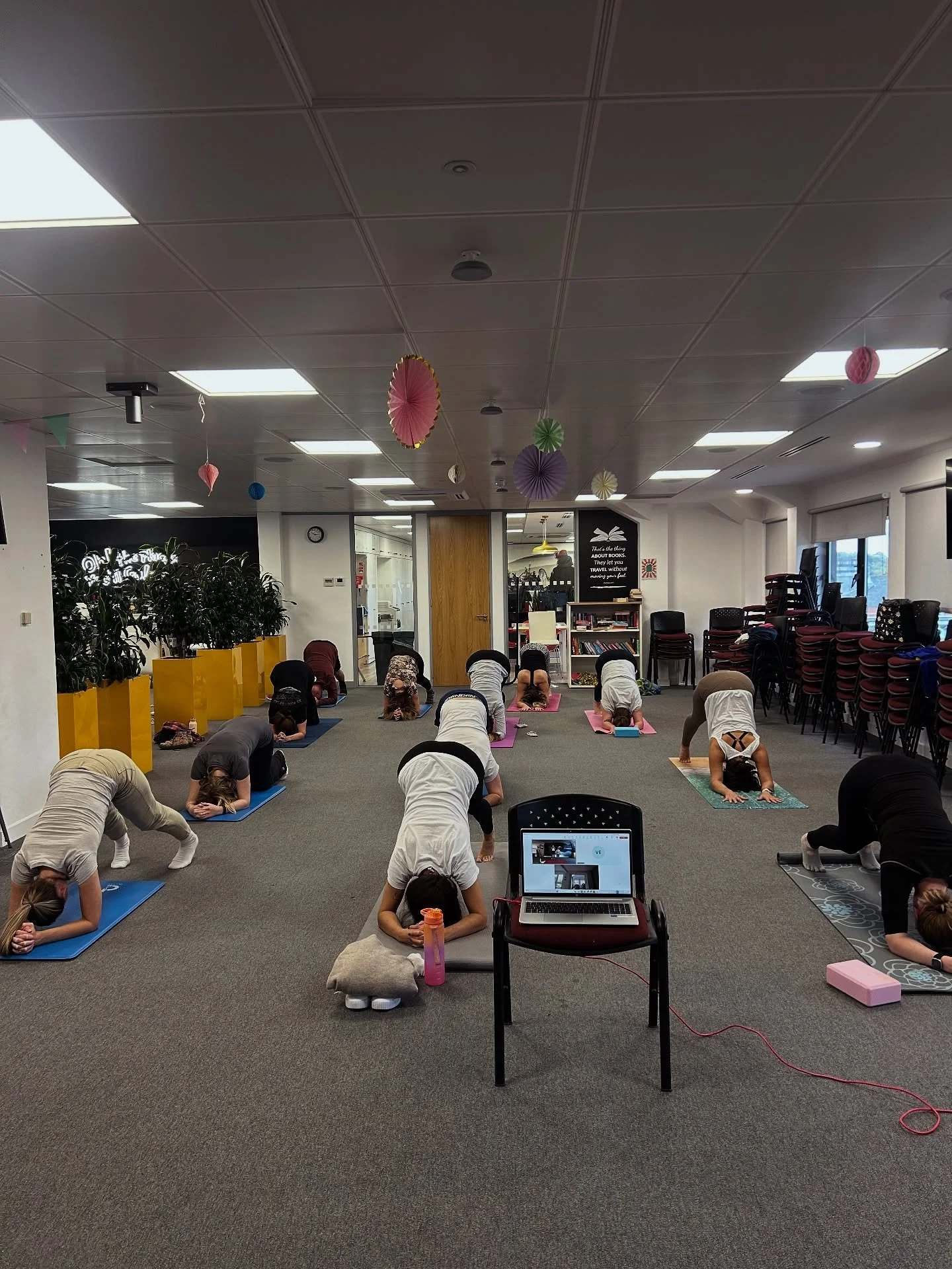 How is yoga beneficial to employees? Let me give you my top 5! 🧘&zwj;♂️ 

1. Increased energy
2. Reduced stress
3. Increased focus &amp; productivity 
4. Increased send of morale &amp; value
5. Reduced absence

What I also love about #workplaceyoga 