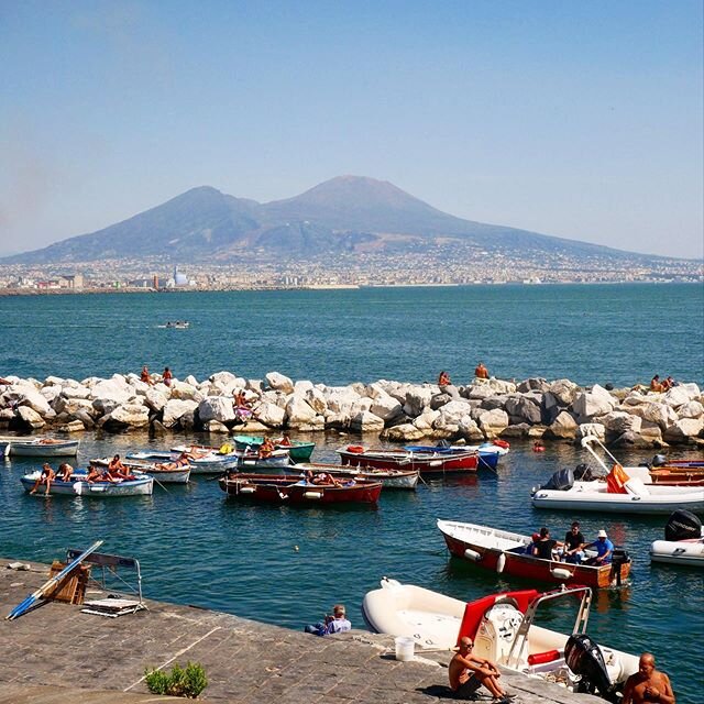 Dreaming of waking up to the smell of freshly baked sfogliatelle, followed by a swim in the bay of Naples with a view of Mount Vesuvius. To everyone on my feed that is in Italy PLEASE have that extra spritz or gelato for me... I miss it terribly and 