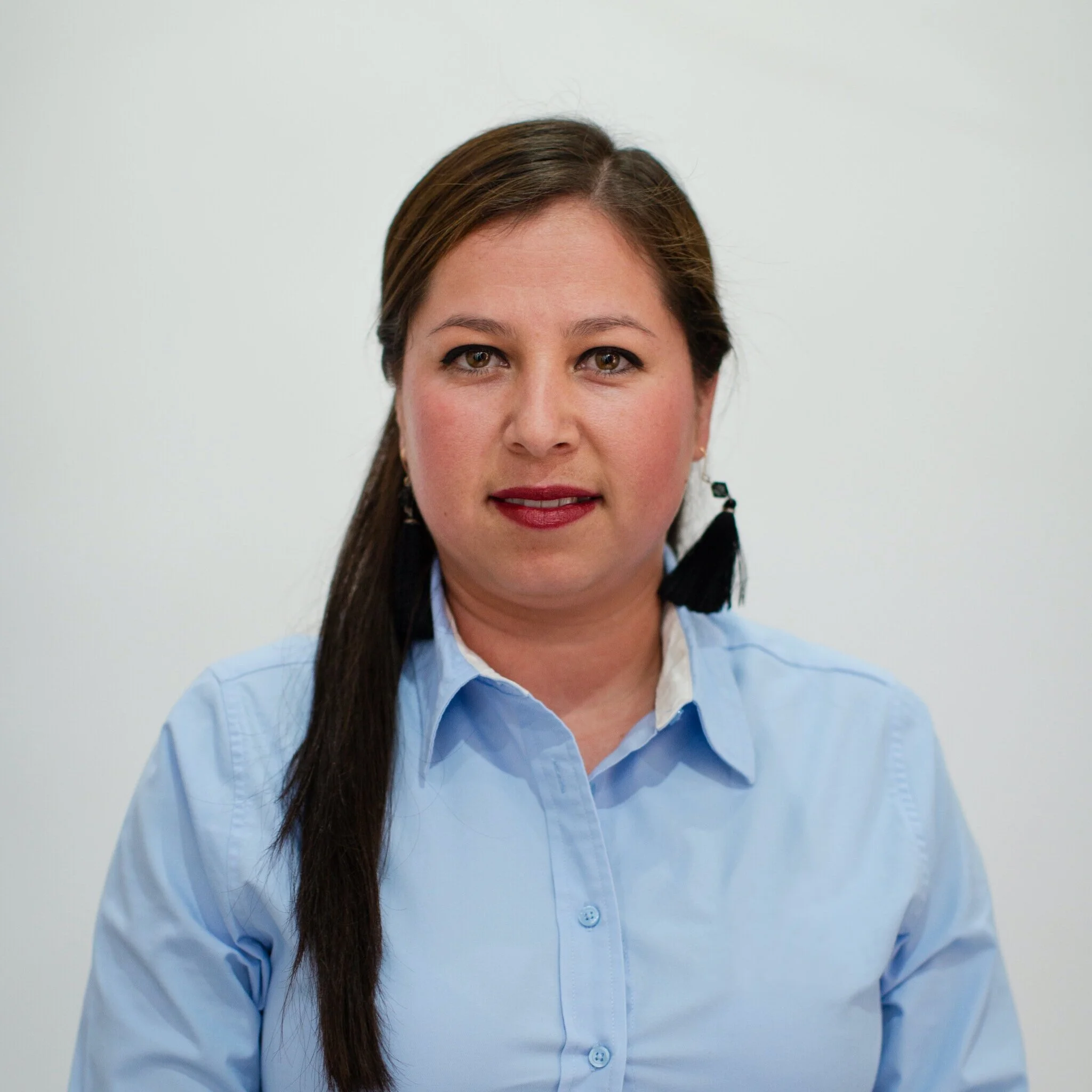 Very Impressive People: América Morales, Customer Service