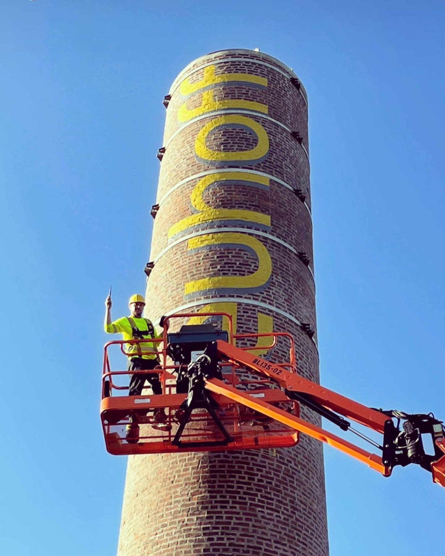 We recently travelled to Nashville to paint this 8 story smokestack on the site of the former Neuhoff Slaughterhouse. The century old site is located on the West Bank of the Cumberland River adjacent to downtown and is in the beginning stages of a dr