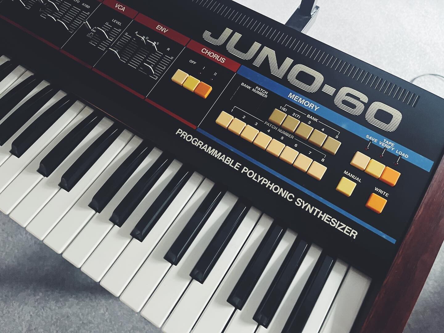 😮&zwj;💨😭

a heartwarming day it was welcoming this piece of history to the studio. from all the way across the pond in Poland, a sincere thank you to Maciek @analogia.pl for your stunning work restoring and detailing this @rolandglobal Juno 60. Yo