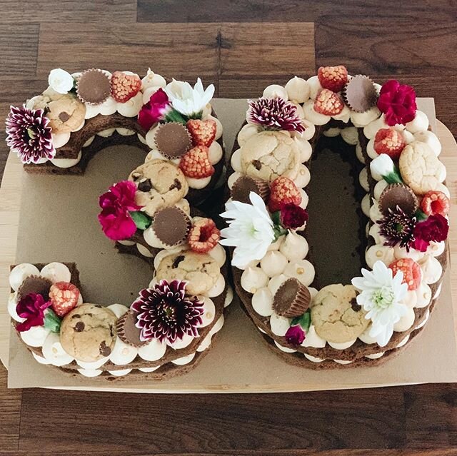 Only a super trendy number cake will do when your friend turns 3️⃣0️⃣! &bull;Chocolate Cake&bull;Peanut Butter Buttercream&bull;Reese&rsquo;s Cups&bull;Chocolate Chip Cookies&bull;Gold Dusted Raspberries&bull;Fresh Flowers&bull;