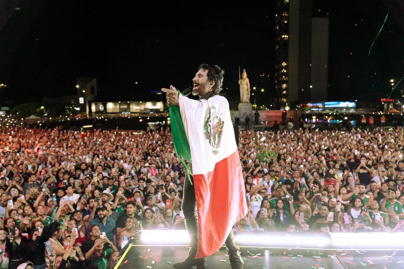 No quer&iacute;a que pasara el d&iacute;a sin volverles a dar las gracias. Gracias por hacer posible La Serenata M&aacute;s Grande del Mundo. Y gracias a @lospasosdejulion , @alfredoolivasofficial , @camifdzoficial y @alexfernandez.g por decir que s&