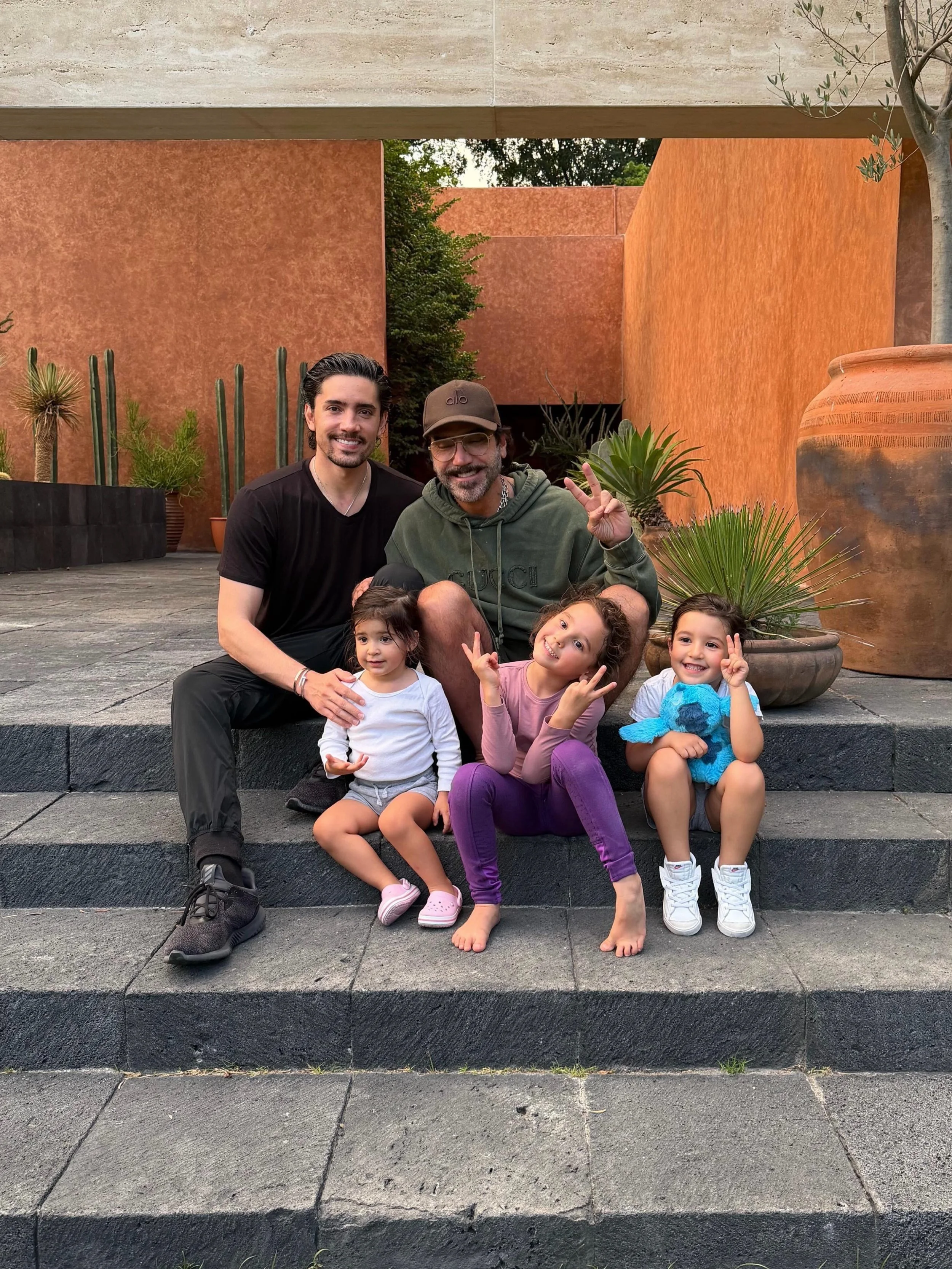 Ser padre ha sido una de las experiencias m&aacute;s chingonas que me ha dado la vida y ver a mis hijos convertirse en buenas personas ha sido un regalo&hellip;
Alex, verte hoy como padre me llena de much&iacute;simo orgullo. Feliz D&iacute;a del Pad