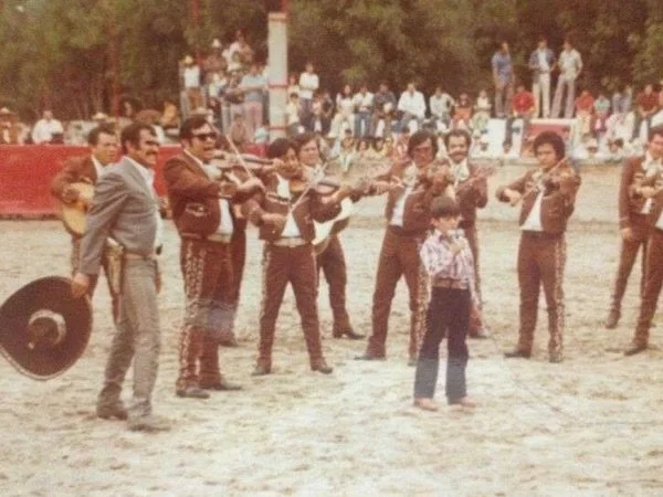 Nac&iacute; con dos bendiciones, lo he dicho siempre y lo seguir&eacute; diciendo hasta el &uacute;ltimo d&iacute;a:

NACER MEXICANO Y NACER FERN&Aacute;NDEZ 🇲🇽

He tenido la fortuna de recorrer el mundo, de cantar en escenarios que alguna vez pare