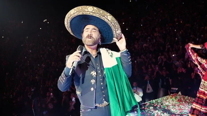 Vegas, haber dado el Grito anoche con ustedes una vez m&aacute;s, despu&eacute;s de tantos a&ntilde;os compartiendo esta tradici&oacute;n, sigue siendo un honor grand&iacute;simo, ojal&aacute; nos dure mil a&ntilde;os m&aacute;s.
Gracias por otra noc