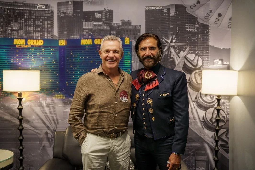 Les quiero compartir algo que me emocion&oacute; mucho ayer. 

Antes de dar el Grito en vegas tuve el honor de recibir al se&ntilde;or Javier Aguirre y de platicar un rato con &eacute;l en camerinos.

Ya se lo dije en privado, pero tambi&eacute;n se 