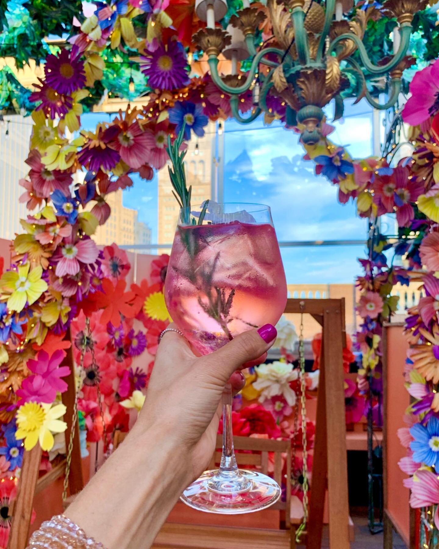 Bella blooms @eatalyflatiron 🌸🍹 
The popular seasonal restaurant on the rooftop of Eataly&rsquo;s Flatiron location is in full bloom during its sensational summer installation &mdash; which won&rsquo;t be here much longer (check it out while you ca