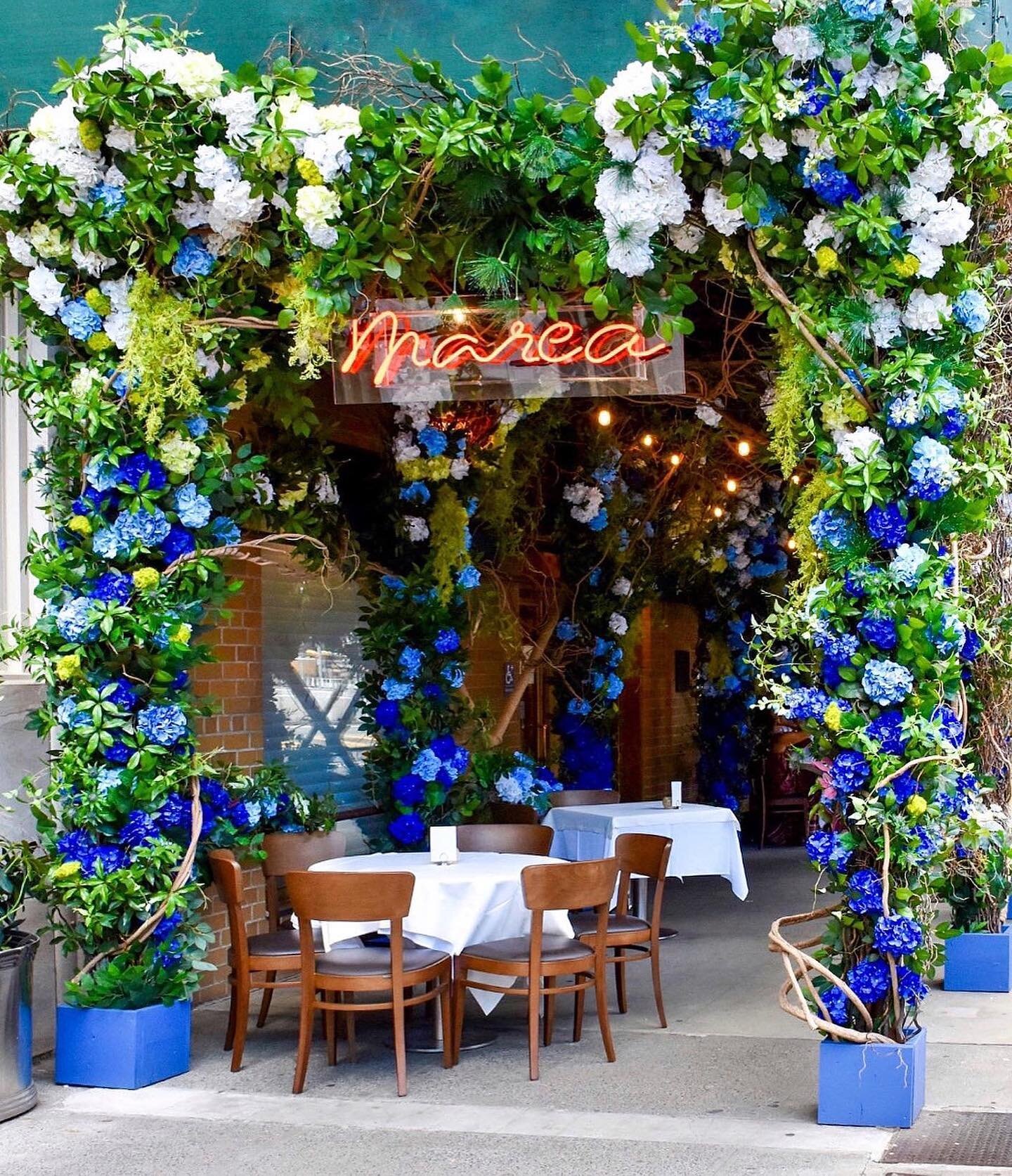 Midweek musings @mareanyc 💙
This glorious weather has me daydreaming about my recent visit to Marea. Curly willow branches and arched vines blooming with colorful silk flowers have completely transformed the scaffolding in front of midtown&rsquo;s M