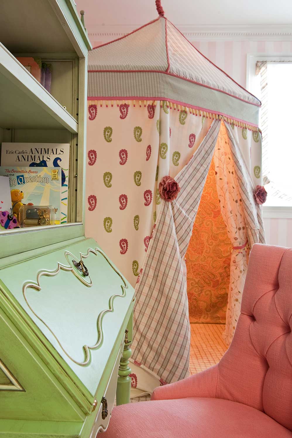 decorative_play_tent_for_girls_room_with_desk.jpg
