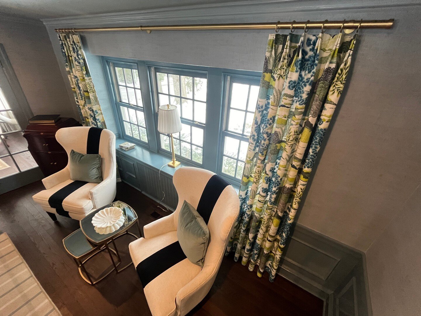 It doesn&rsquo;t take a full re-do to dramatically revamp the look of a room. An insightful luxury designer can change out window treatments to alter a space&hellip;like this one!

This living room previously featured a valance that blocked the view 