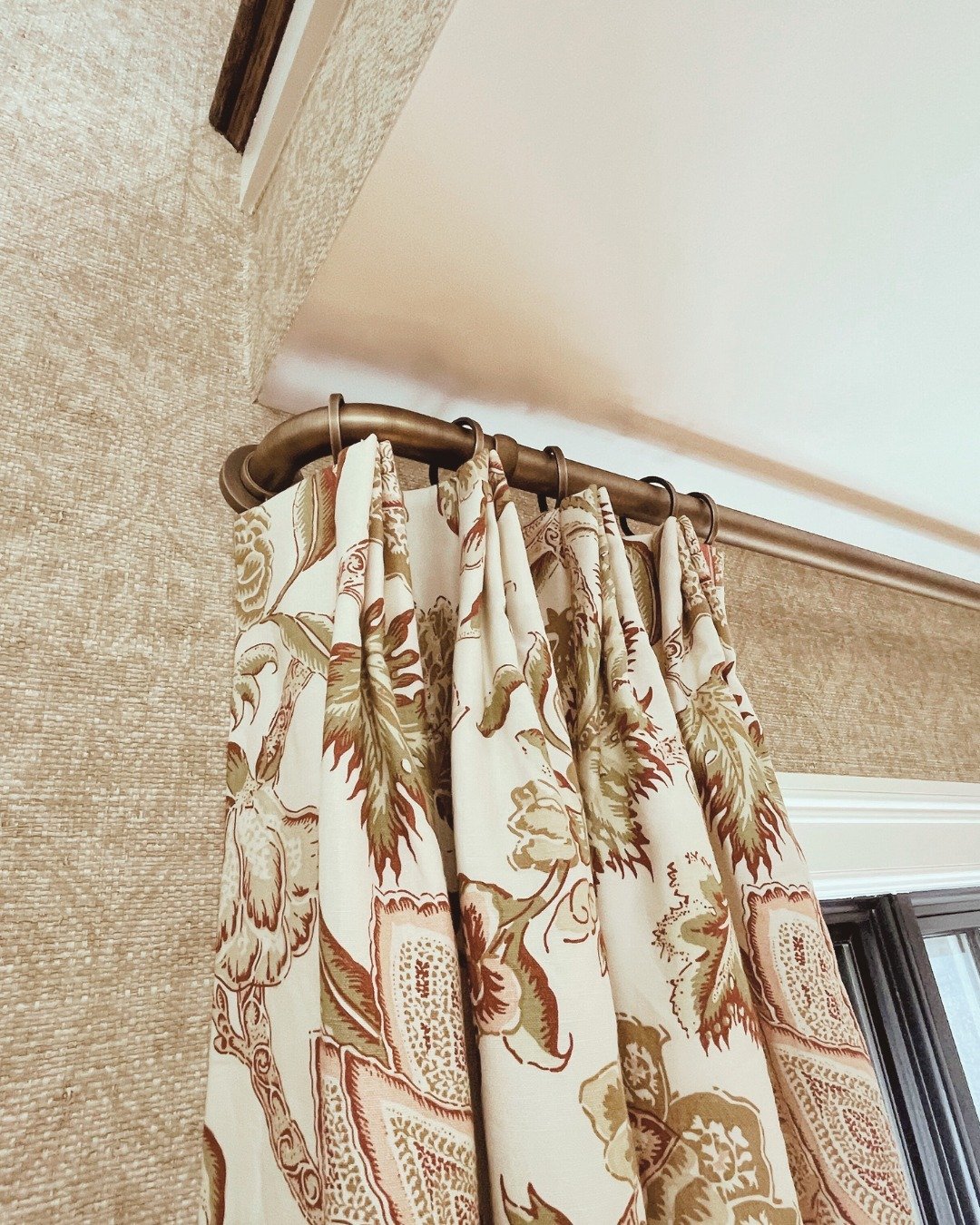 All the design elements are pieced together perfectly in this European-influenced foyer, bolstered by elegant, French return-mounted stationary panels with a dash of decorative trim.

It&rsquo;s no wonder since they were crafted by our highly skilled