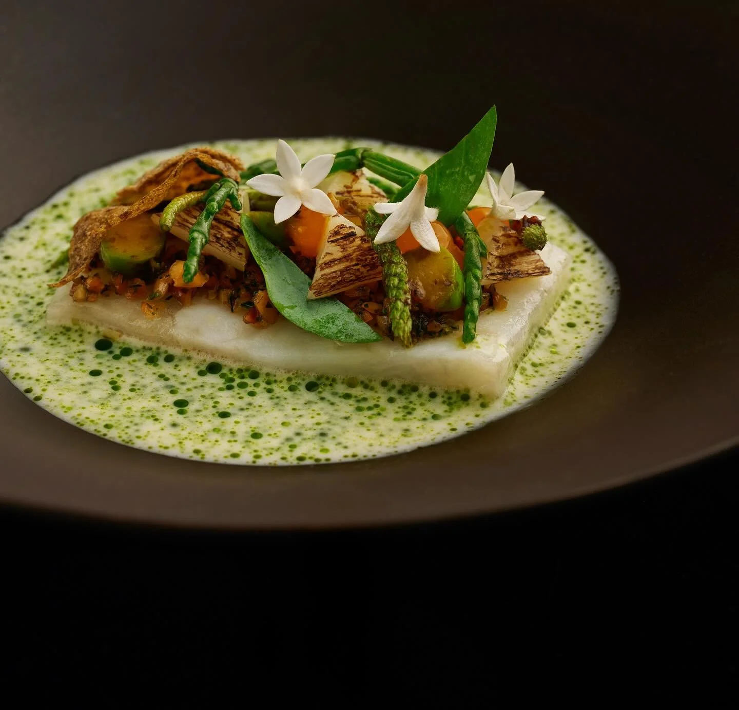 Shandong Turbot 🎣 
Fermented White Asparagus &ndash; Hazelnut Miso &ndash; Wild Garlic
.
.
.
.
.
.
.
.
.
.
#chefsplateform #chefsroll #chefstagram #foodphotography #christiaanstoop #taiantable # Seasonalfood