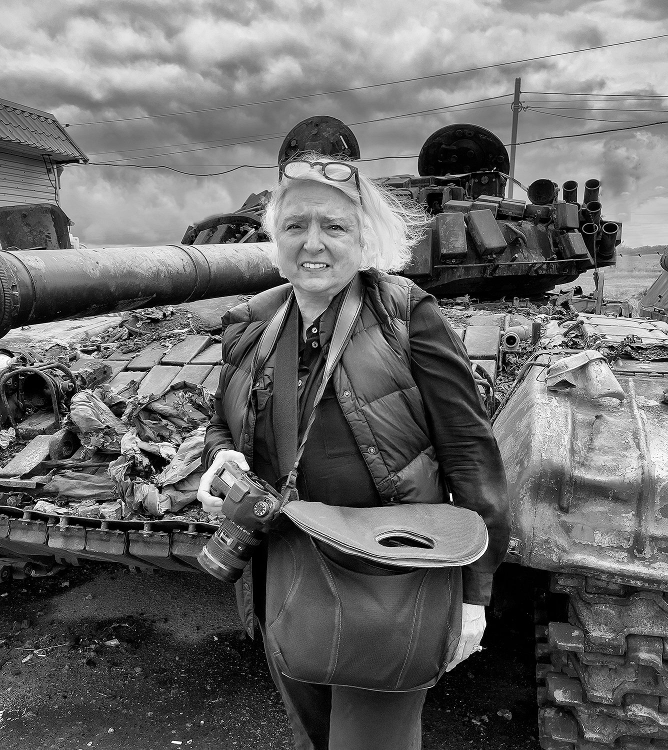 Claudia-Toutain-Dorbec-in-Ukraine-in-front-of-a-russian-T-72-tank.jpg
