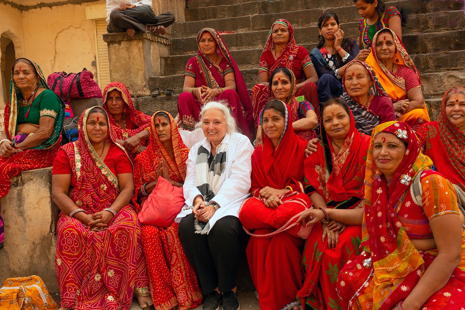 Claudia-Toutain-Dorbec-multimedia-artist-in-Rajasthan-India-with-a-group-of-women.jpg
