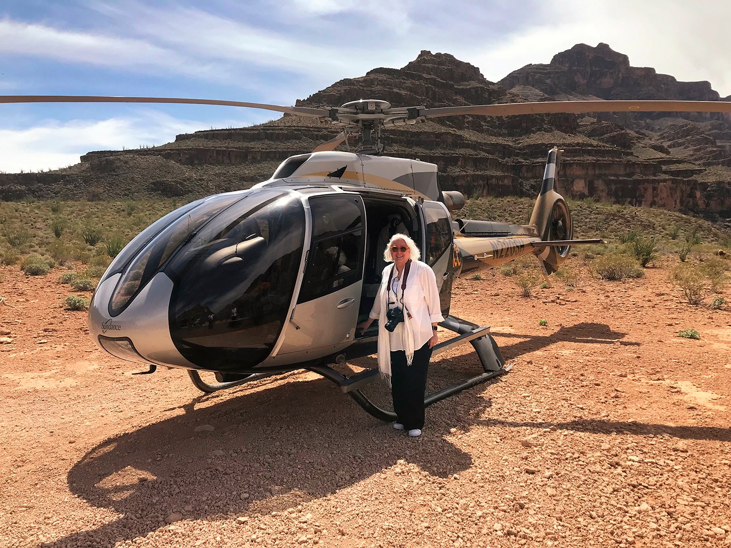 Claudia-Toutain-Dorbec-multimedia-artist-with-an-helicopter-in-the-Grand-Canyon-USA.jpg