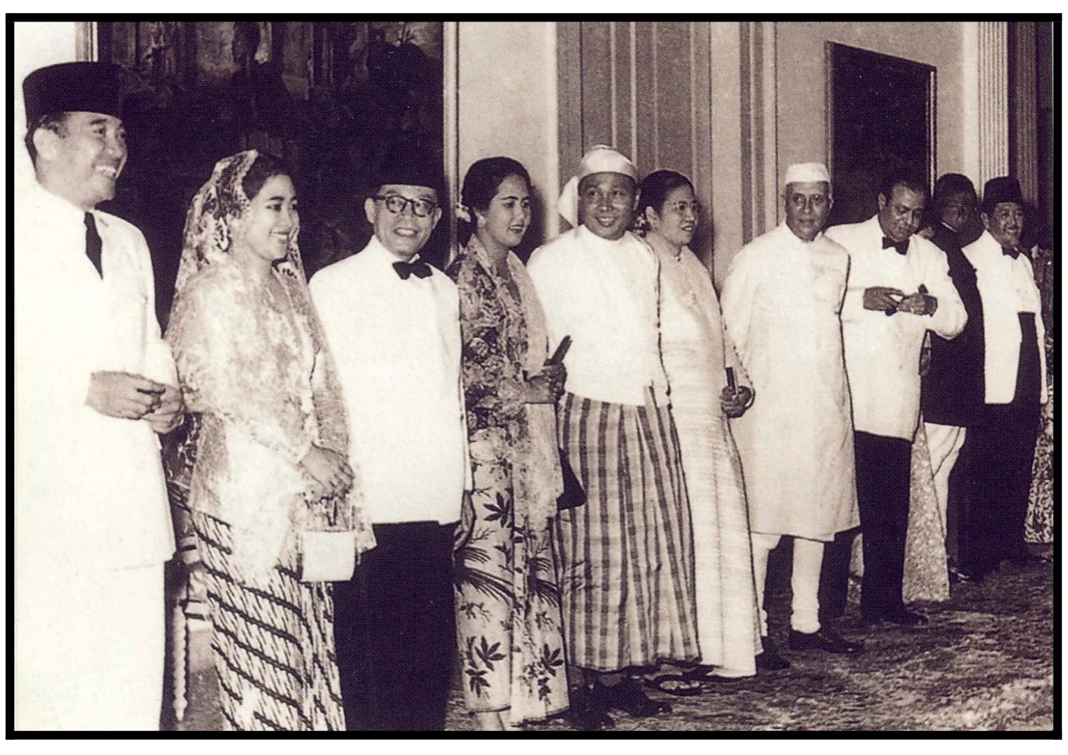 Recibimiento de los organizadores y sus esposas: Sukarno, Hatta, Unu, Nehru, Muhammad Ali, John Kotelawala, Ali Sastroamidjojo, en la conferencia de 1955 Tomado del Archivo de Bandung Spirit