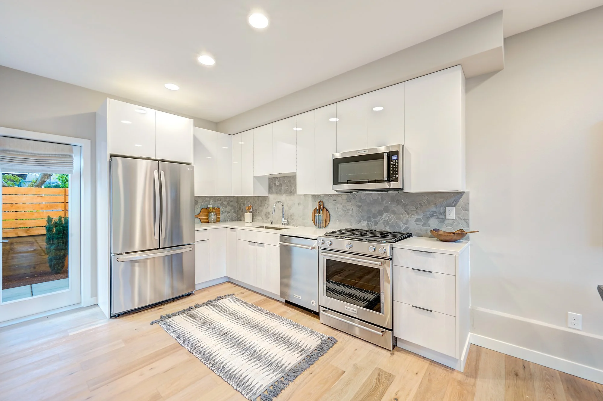 4-kitchen.jpg
