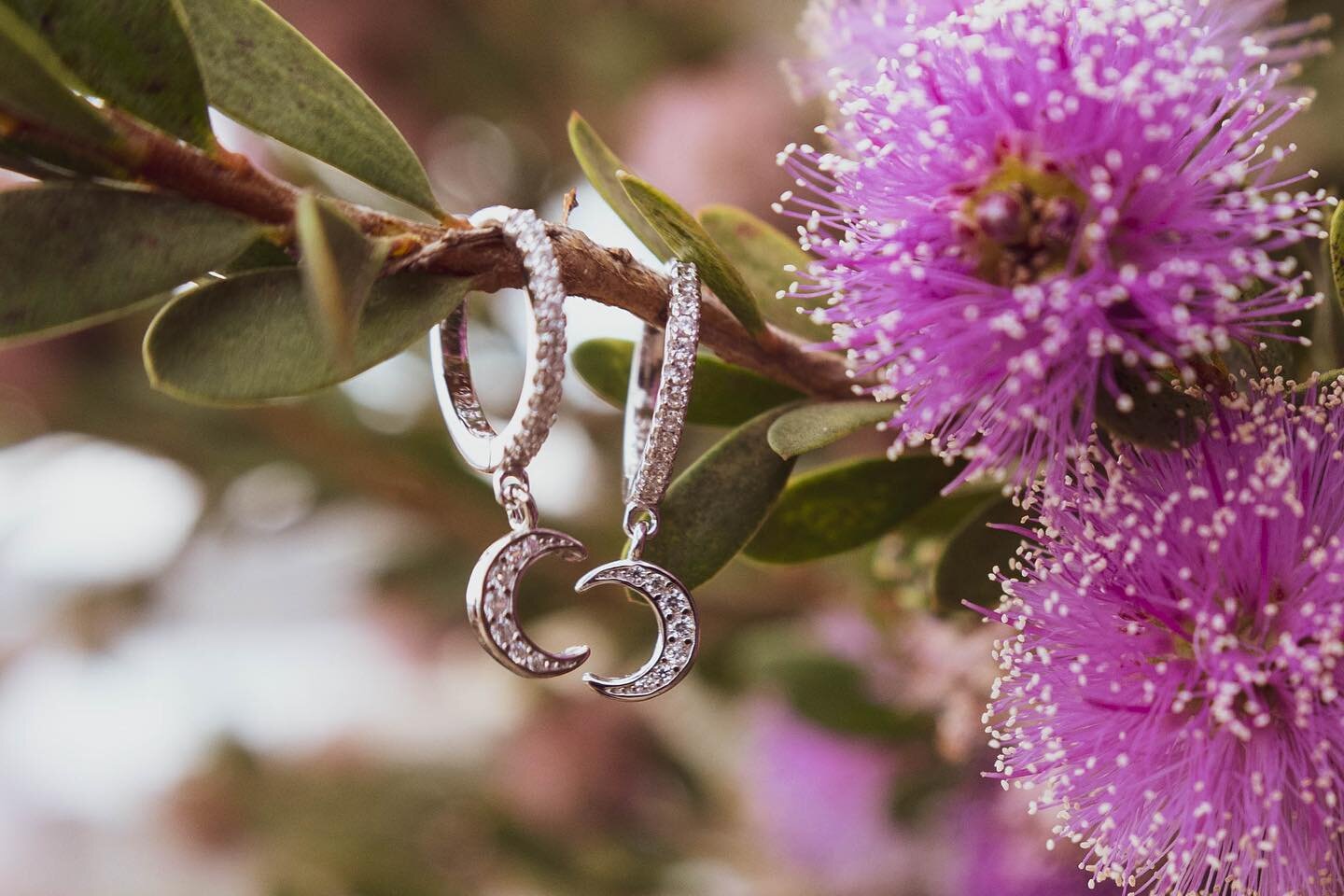 I&rsquo;m obsessed with the new earrings from @ajsreturn333! 😍 

Which pair is your fave?! ✨

#earrings #jewelry #sandiegophotography #productphotography