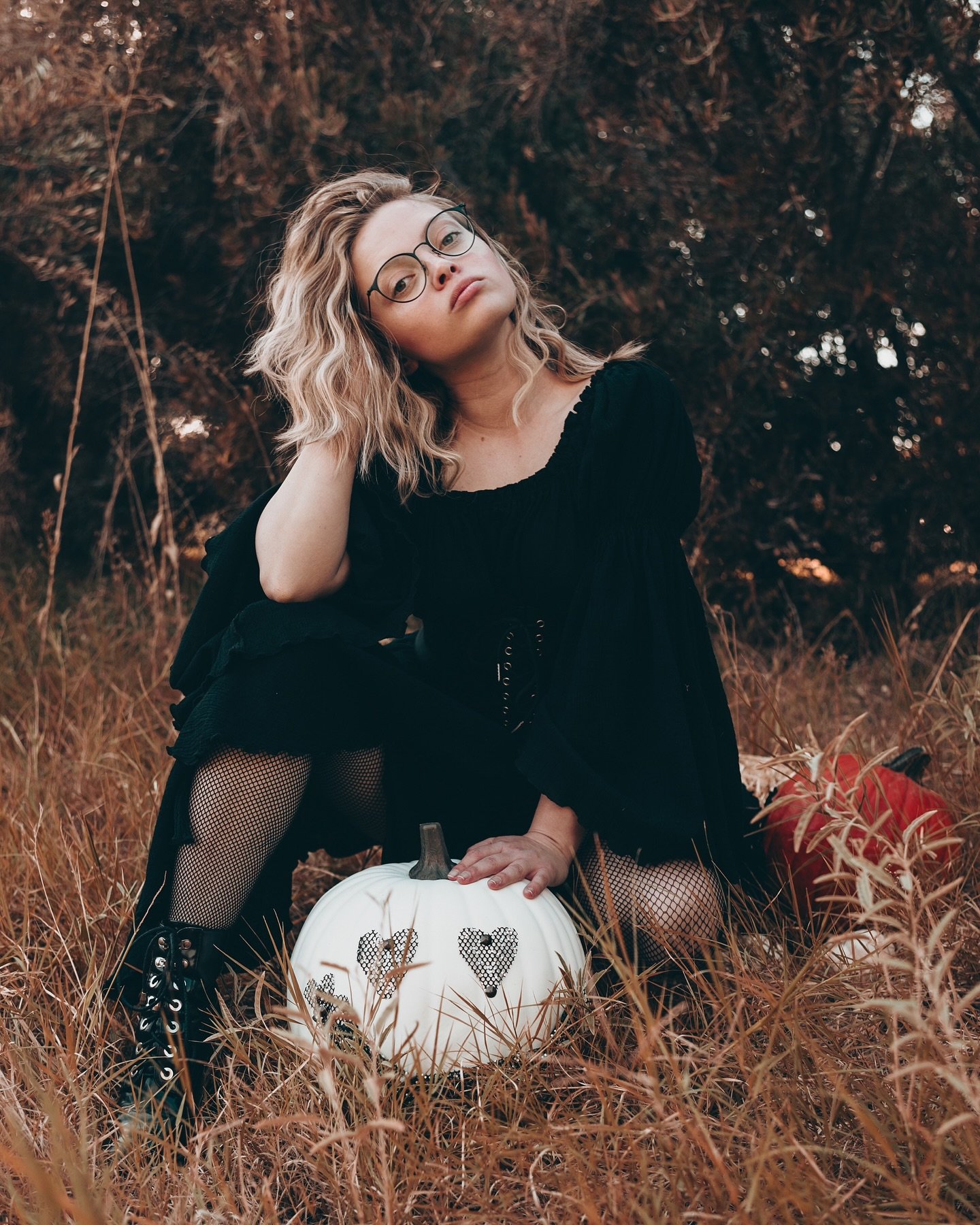 🎃🖤 

#halloweenphotoshoot #pumpkinphotoshoot #creativeportraits #arizonaphotographer