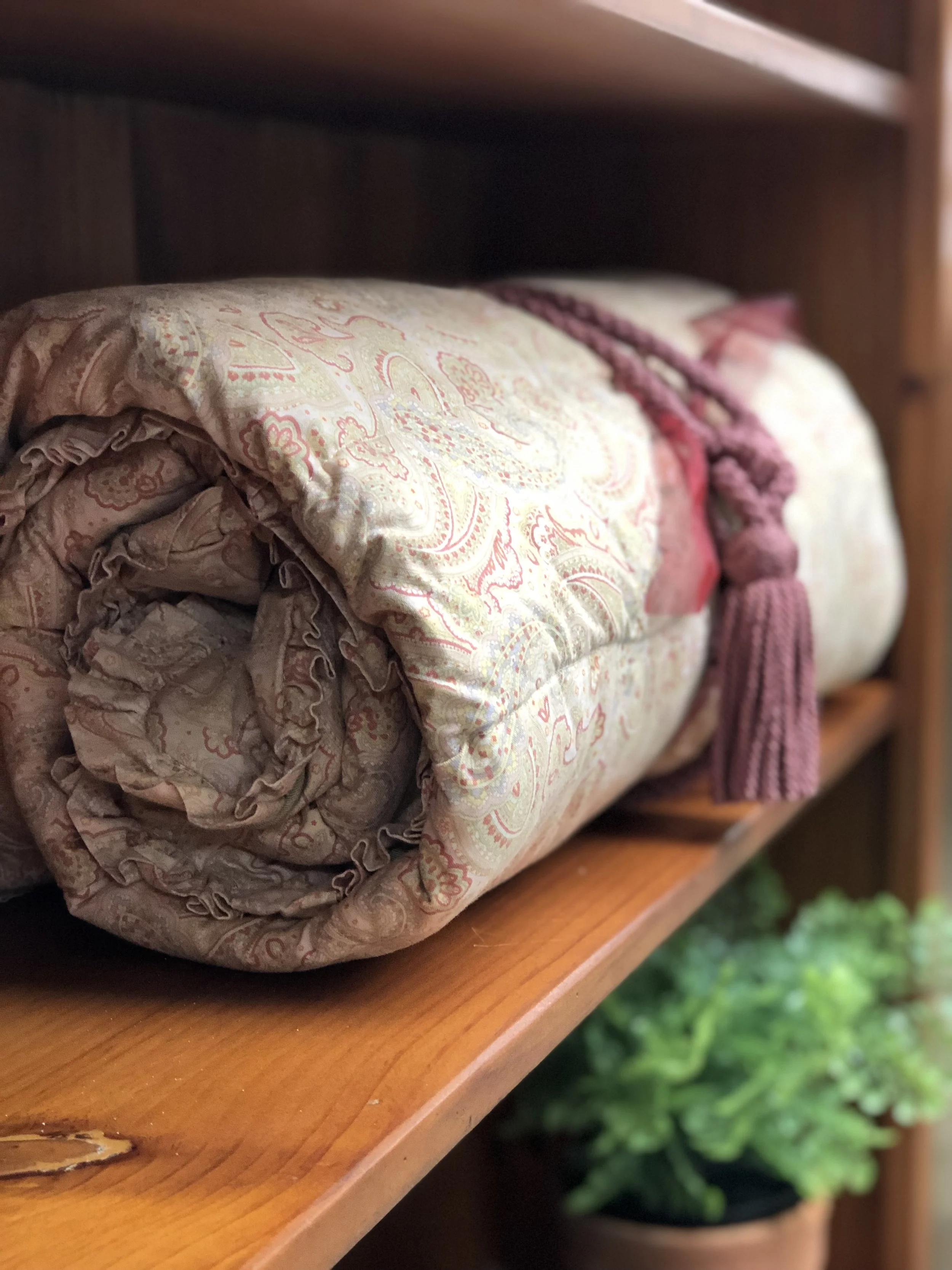 Lovely handmade paisley eiderdown. This was a single be cover in very good condition for its age. I had a very similar one when I was a child so it brought back so many happy memories of very happy times at my grandmothers.