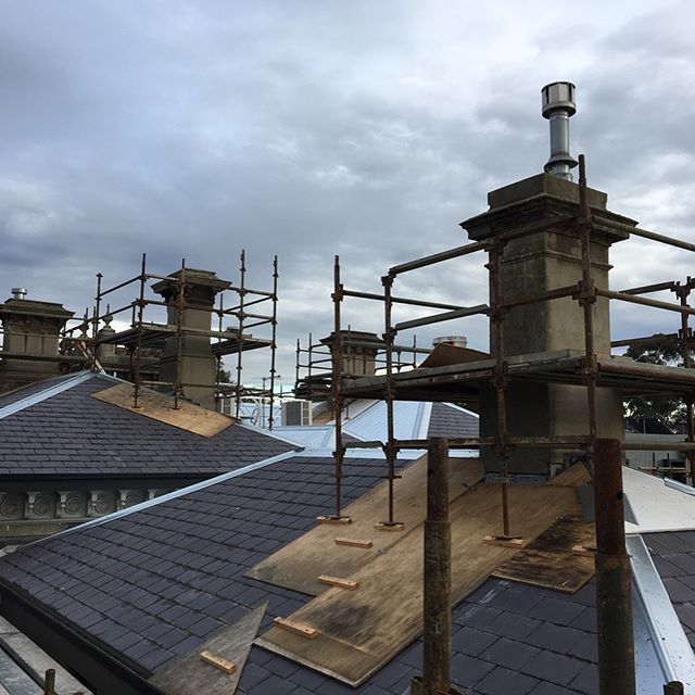 Currently working on Cumnock House at The Avenue, Parkville. Works include restoration and repairs to five heritage chimneys. #construction #heritage #repairs #rendering #solidplastering #render #melbourne #restoration #chimney