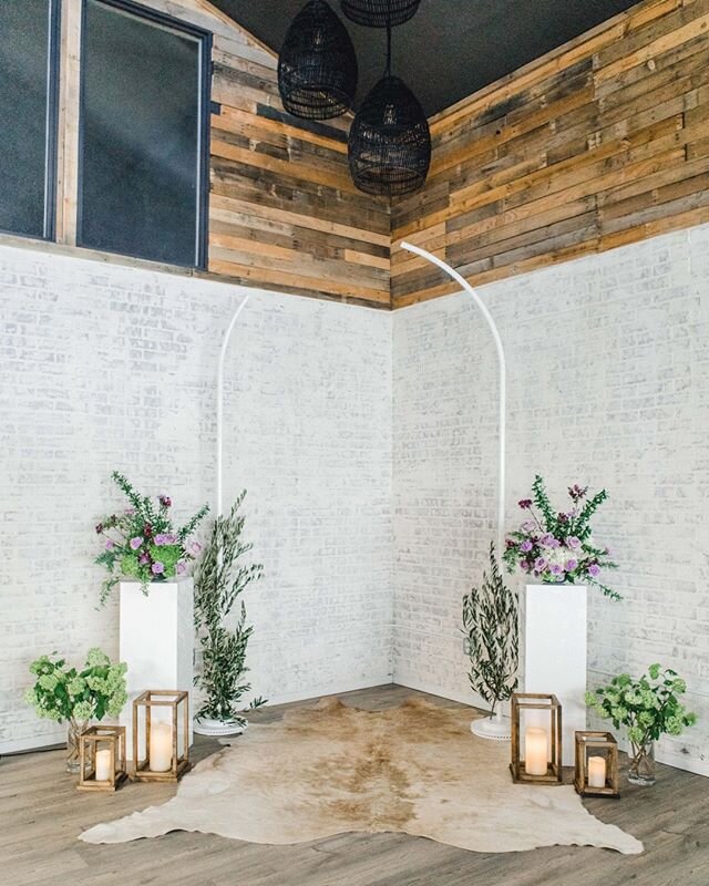 We love our little B2G corner 🖤 Usually, there is a lounge group here where we like to hang out and meet with clients. But we take that all away and transform it into an intimate ceremony space. It becomes a focal point that will compliment any desi