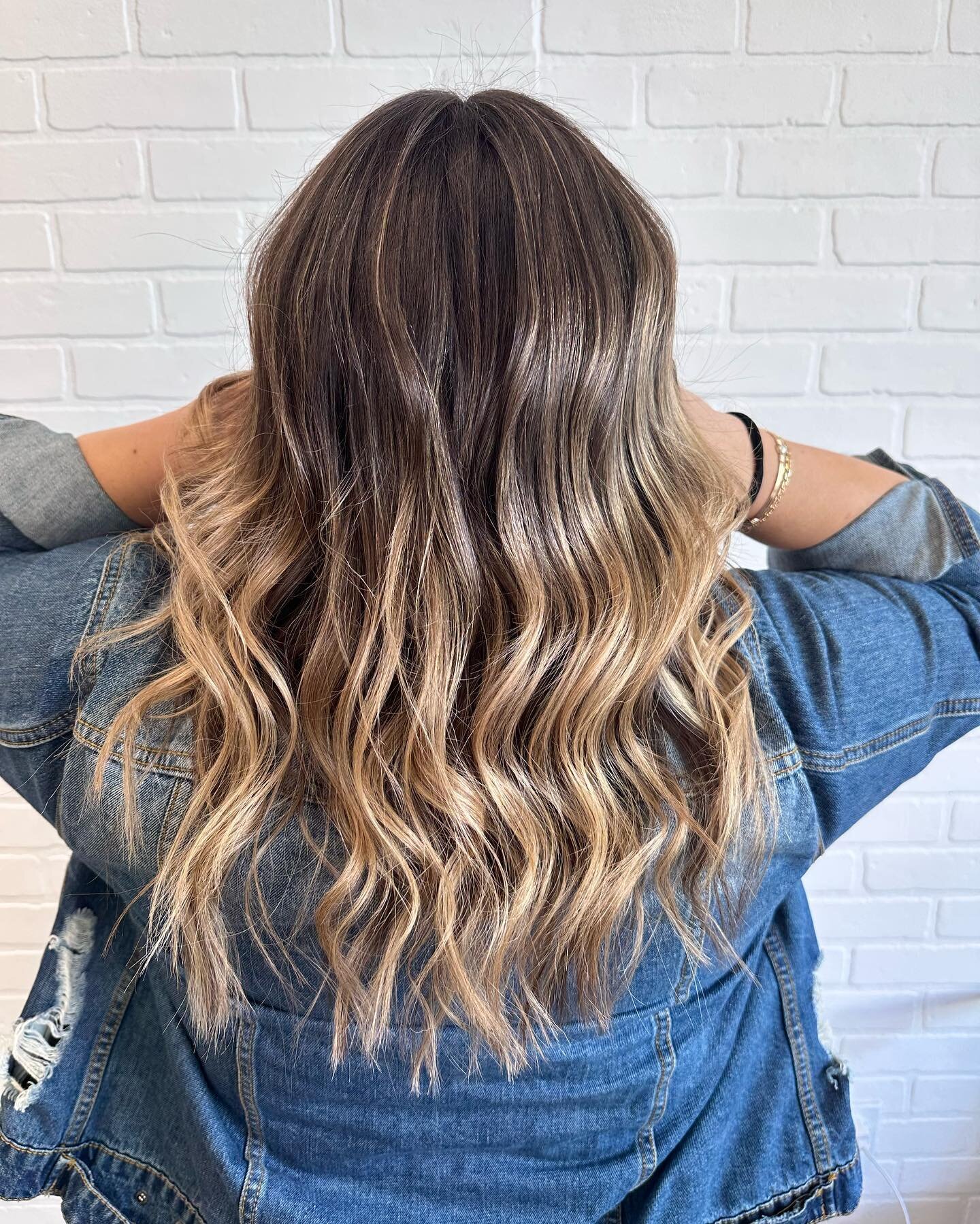 Have you booked your Holiday Transformation with @dizzle19 Spots are filling up! Contact us to reserve. Color created with our favorite @redken