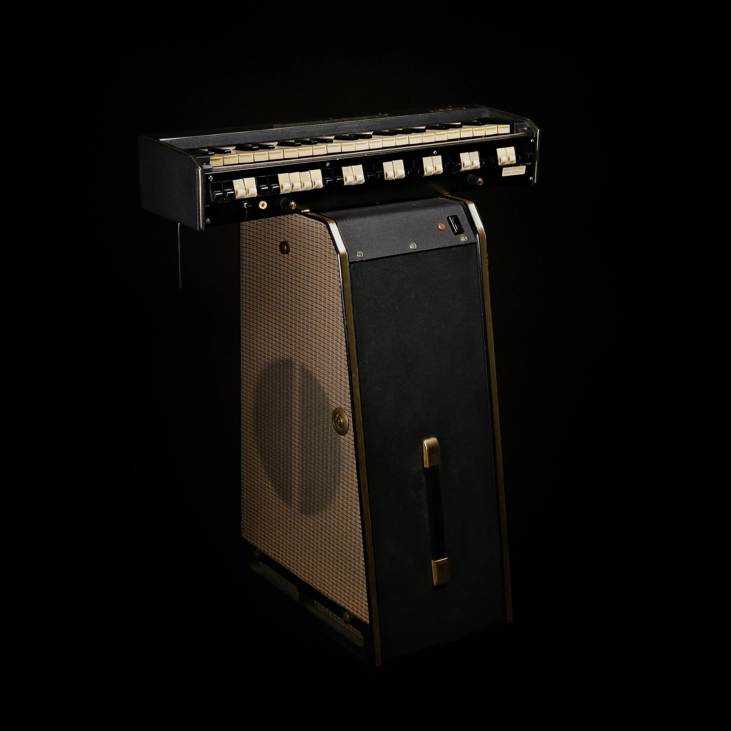 Ondioline-A1TransistorModelFrench-1-KA6A7761-Cleaned-MainShot--Sam-Valle-Retouch.jpg