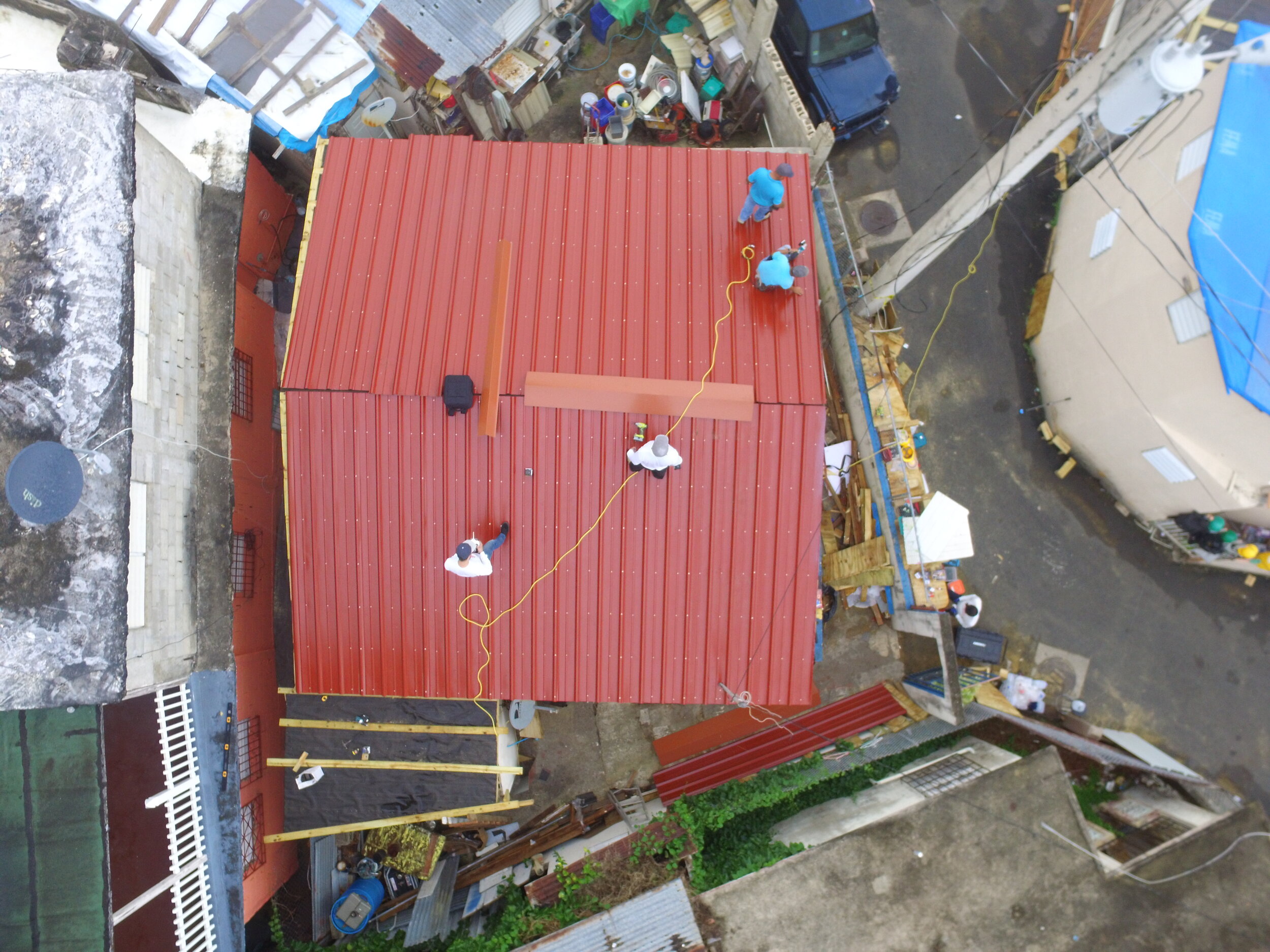  Drone view of the first house during the fastening of the galvalume roof sheets. Photo by Luisel Zayas. 