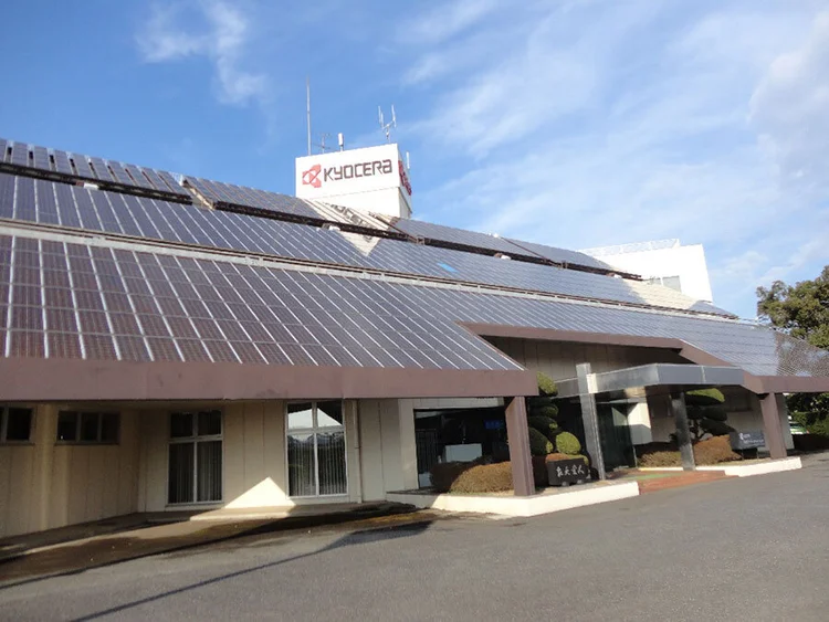 Centro Solar Sakura, na prefeitura de Chiba, Japão. Em 2015, o sistema apresentava uma queda de apenas 13% no seu desempenho em relação à data de sua instalação, 1984. Ou seja, 30 anos depois e o sistema ainda performava com 97% de sua capacidade.