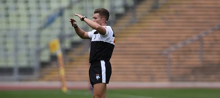800px-Rugby_Referee_Signal_Close_Scrum_Oktoberfest_7s_2659.jpg