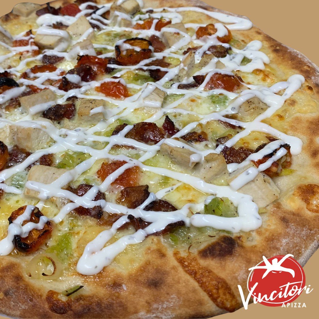 It's back‼️️ order at VincitoriApizza.com

🔶 Chicken Bacon Ranch 🔶 mozzarella, roasted chicken, bacon, leeks, roasted tomatoes, topped with ranch dressing and romaine lettuce (pictured sans lettuce) 

 #niantic #ctapizza #sourdoughpizza #scratchmad