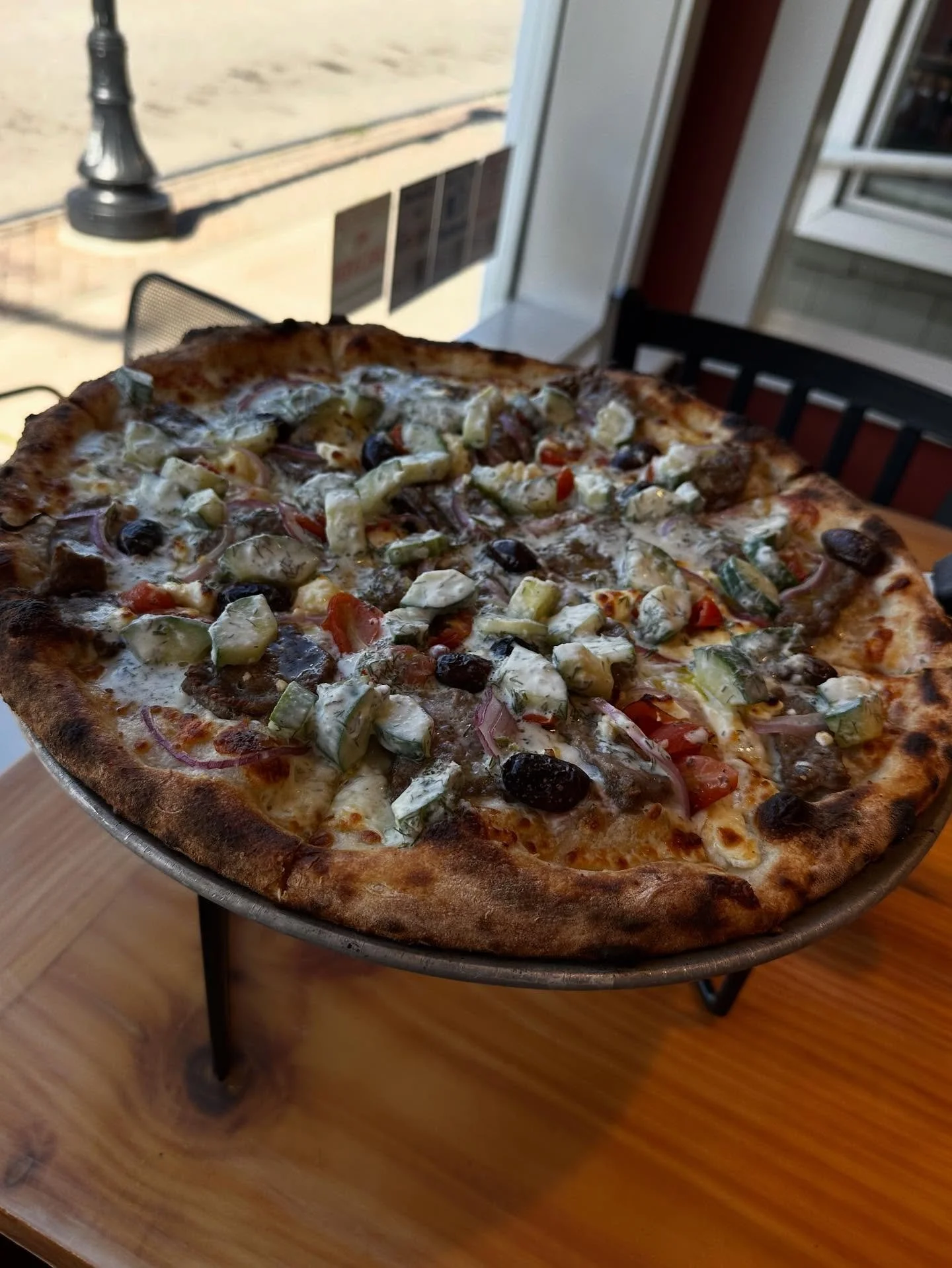 🚨New must have🚨

Gyro apizza~ gyro meat, kalamata olives, roasted tomatoes, red onion, feta, mozzarella, and finished with fresh cucumbers in house-made tzatziki sauce. 

order now @ vincitoriApizza.com or 860-739-3130

#nianticboardwalk #nianticma