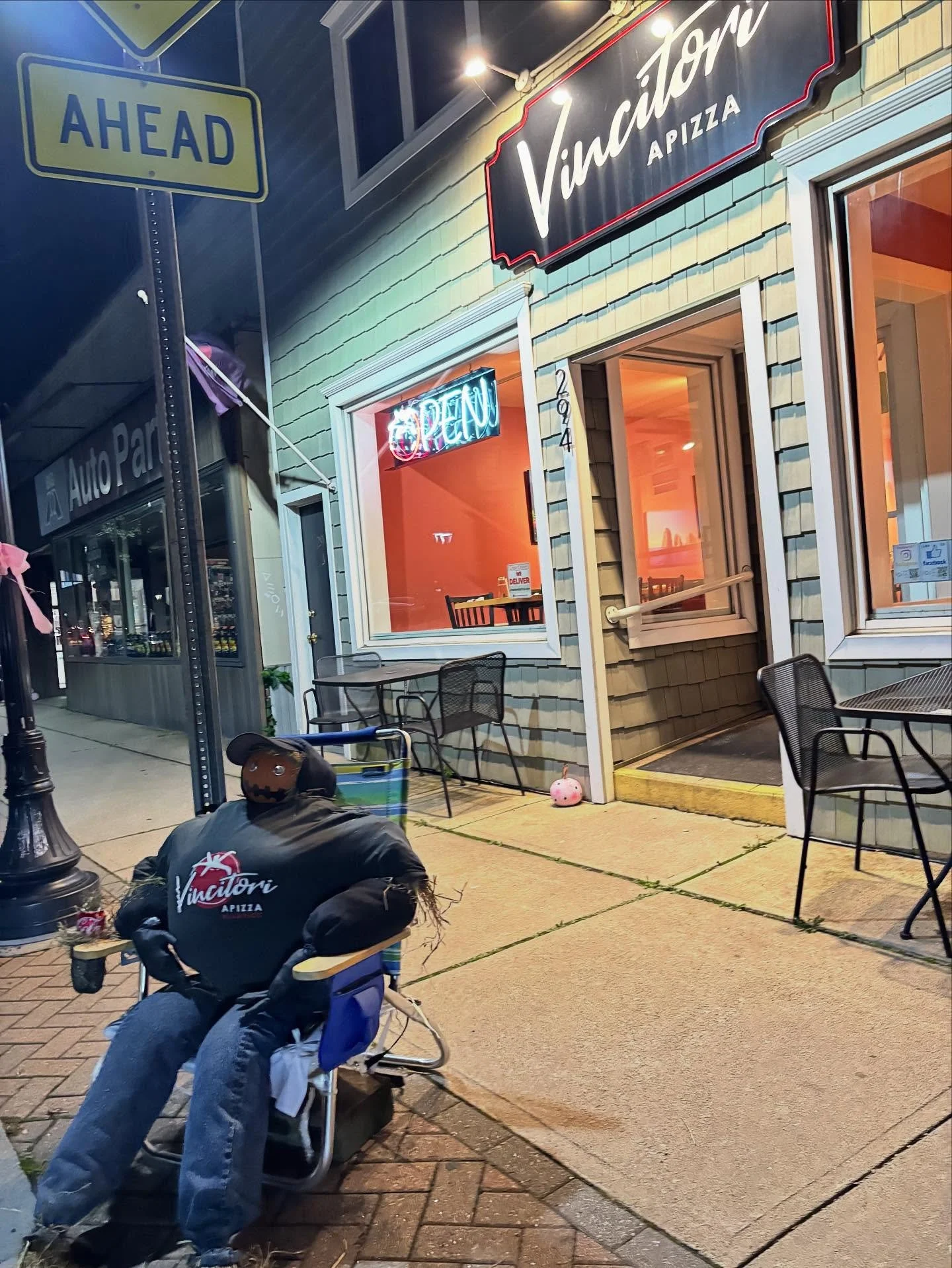 stop by and visit our newest member of the vincitori family ✨vincent✨

Make sure to vote for Vincent @nianticmainstreet starting October 15th. 

#niantic #nianticct #halloween #fallseason #apizza #vincitoriapizza #boo #scarecrows