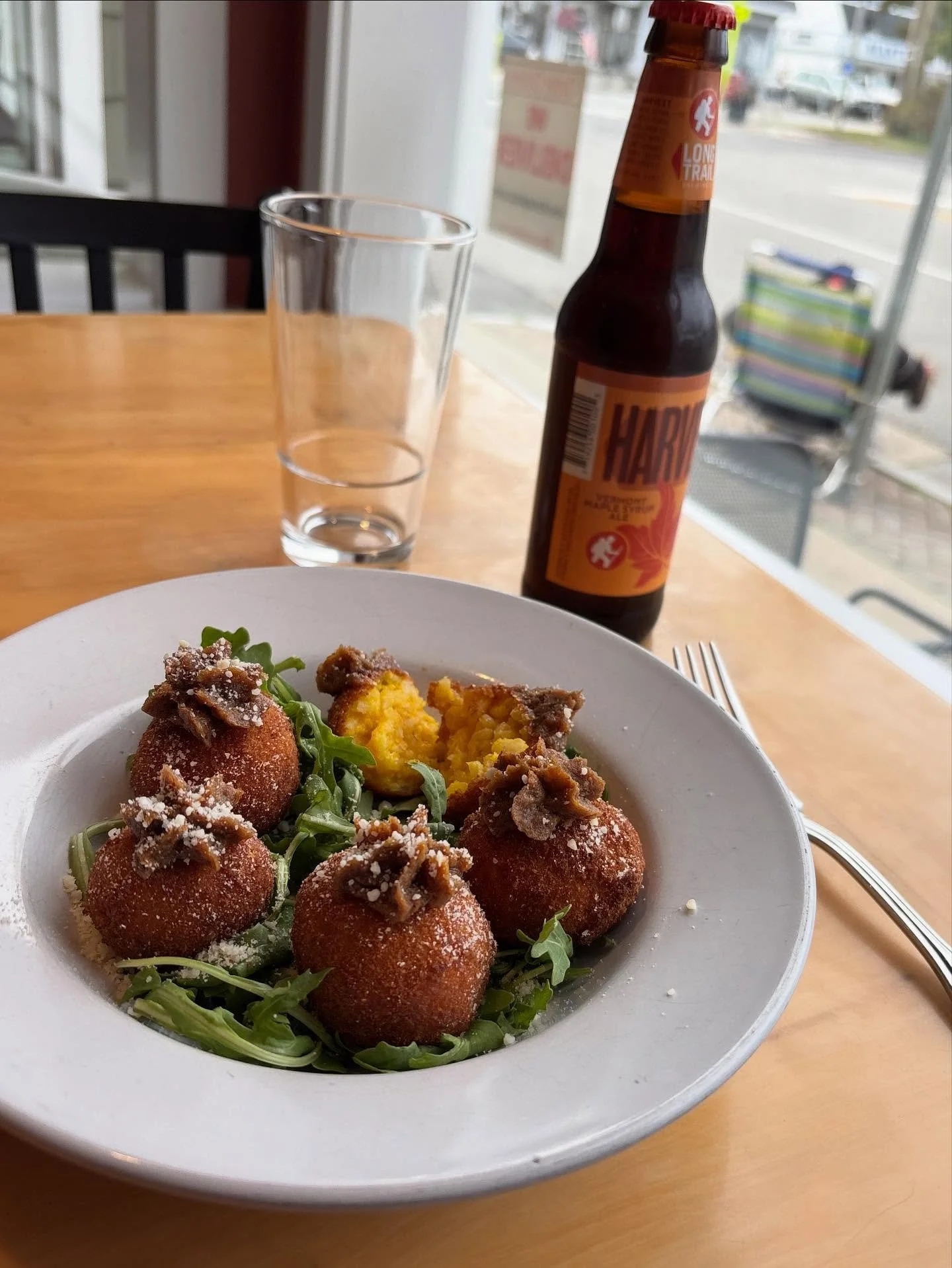 The leaves aren&rsquo;t the only thing getting crispy this fall.😋

Stop by and try our new arancini autunnali🍂~ cheesy butternut squash risotto, lightly breaded and deep fried served with our tangy bacon jam. 

visit us @ 294 Main st. niantic 
orde