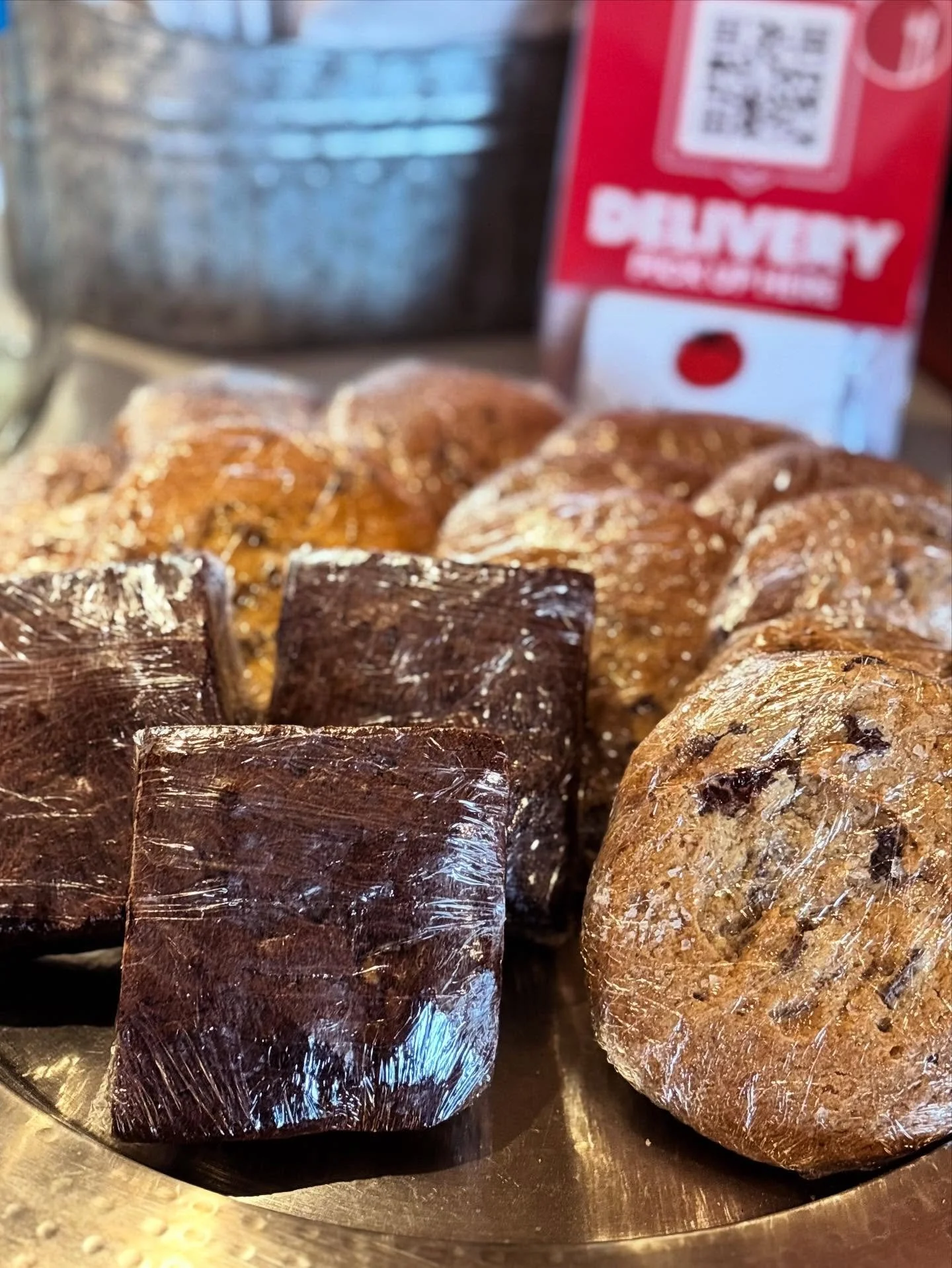 ITS BACK BABYYYY 🍫!
Warm, fudgy, and loaded with toasted walnuts &mdash; our brownies are back to make your fall extra sweet🤎

order now @ vincitoriApizza.com or 860-739-3136

#vincitori #nianticboardwalk #nianticmainstreet #nianticct #eatlocalct #