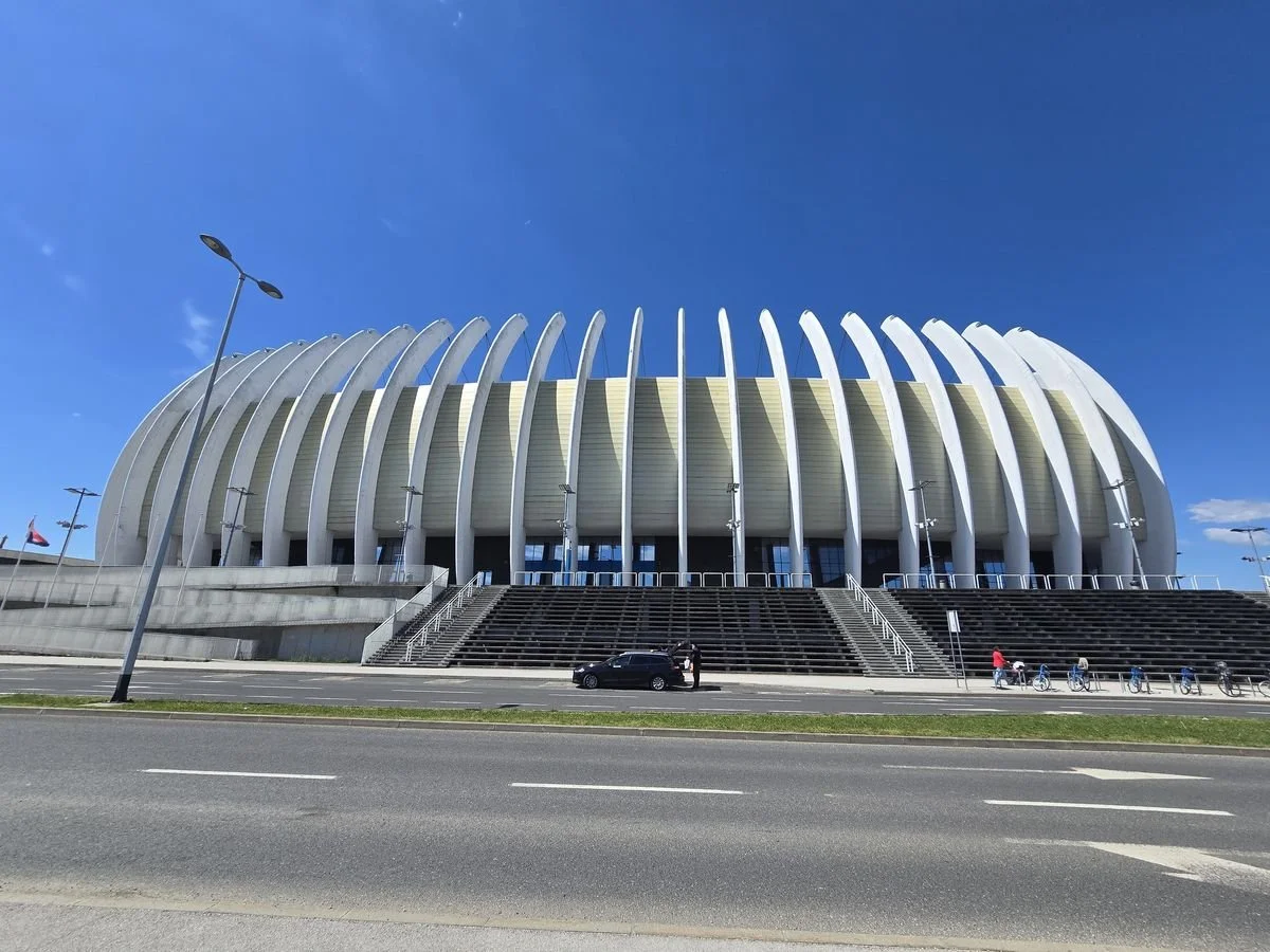 Vor der Arena am zweiten Vormittag.
