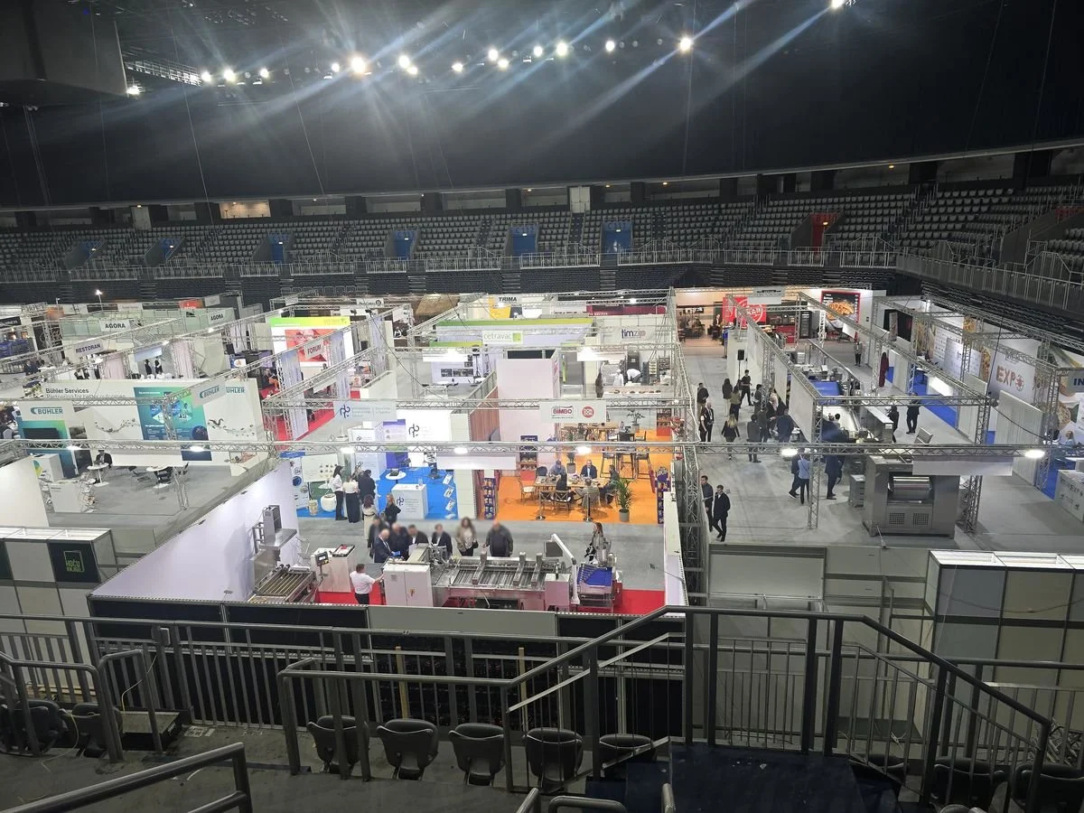Blick von den Rängen über das Messegelände der TimZip Expo in der Arena von Zagreb – unser Stand mittendrin, dazwischen viele andere Aussteller.