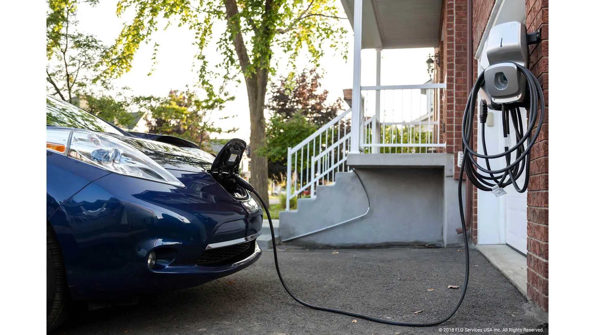Зарядка nissan leaf от type2. Зарядка для электромобиля в частном доме. Зарядка для электромобиля в гараже. Гараж для электромобиля. Nissan leaf зарядка.