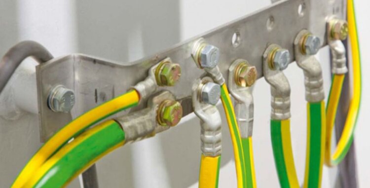 How the wiring works and why fuse and switch must be on Live wire